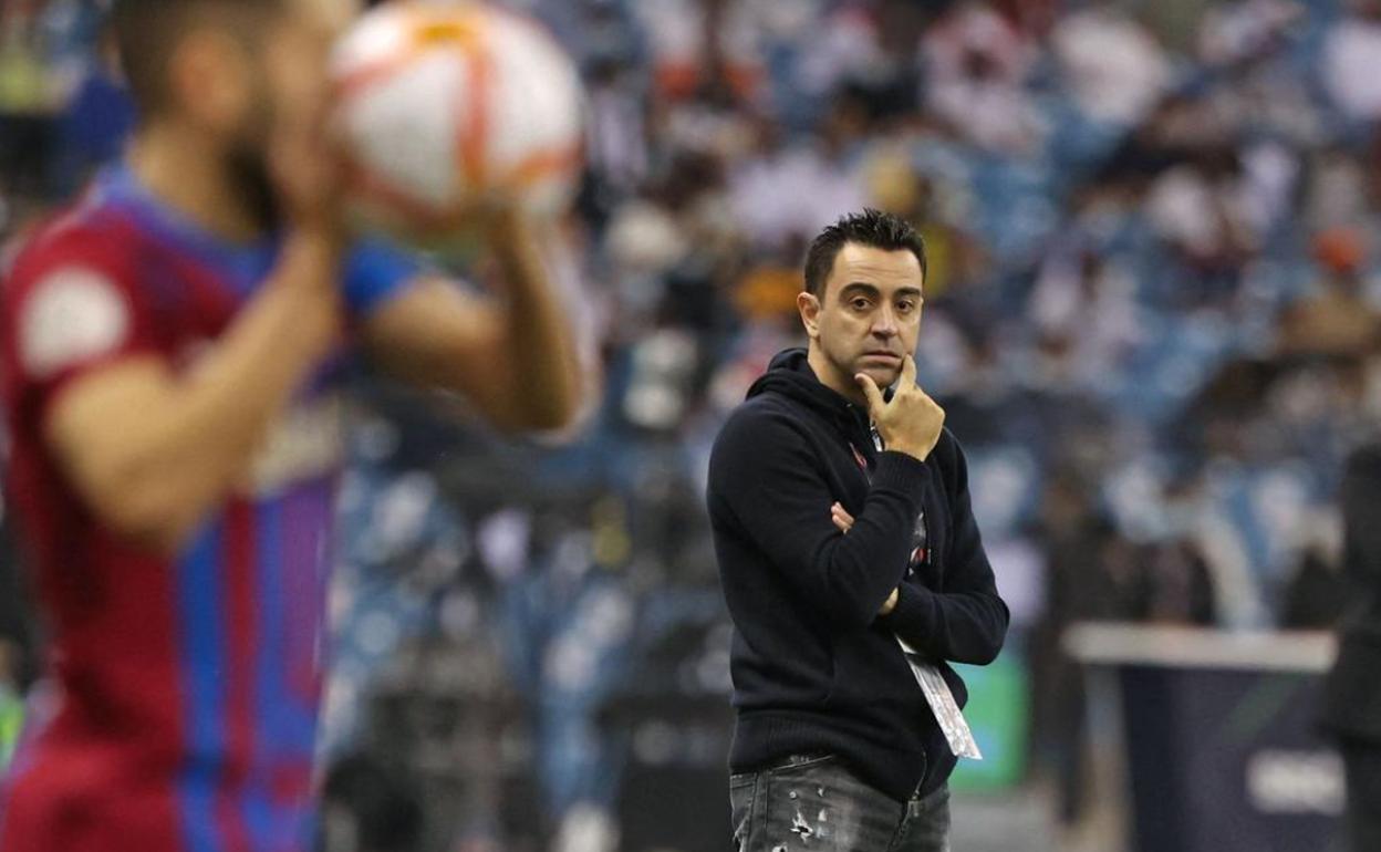 Xavi, atento en un encuentro 