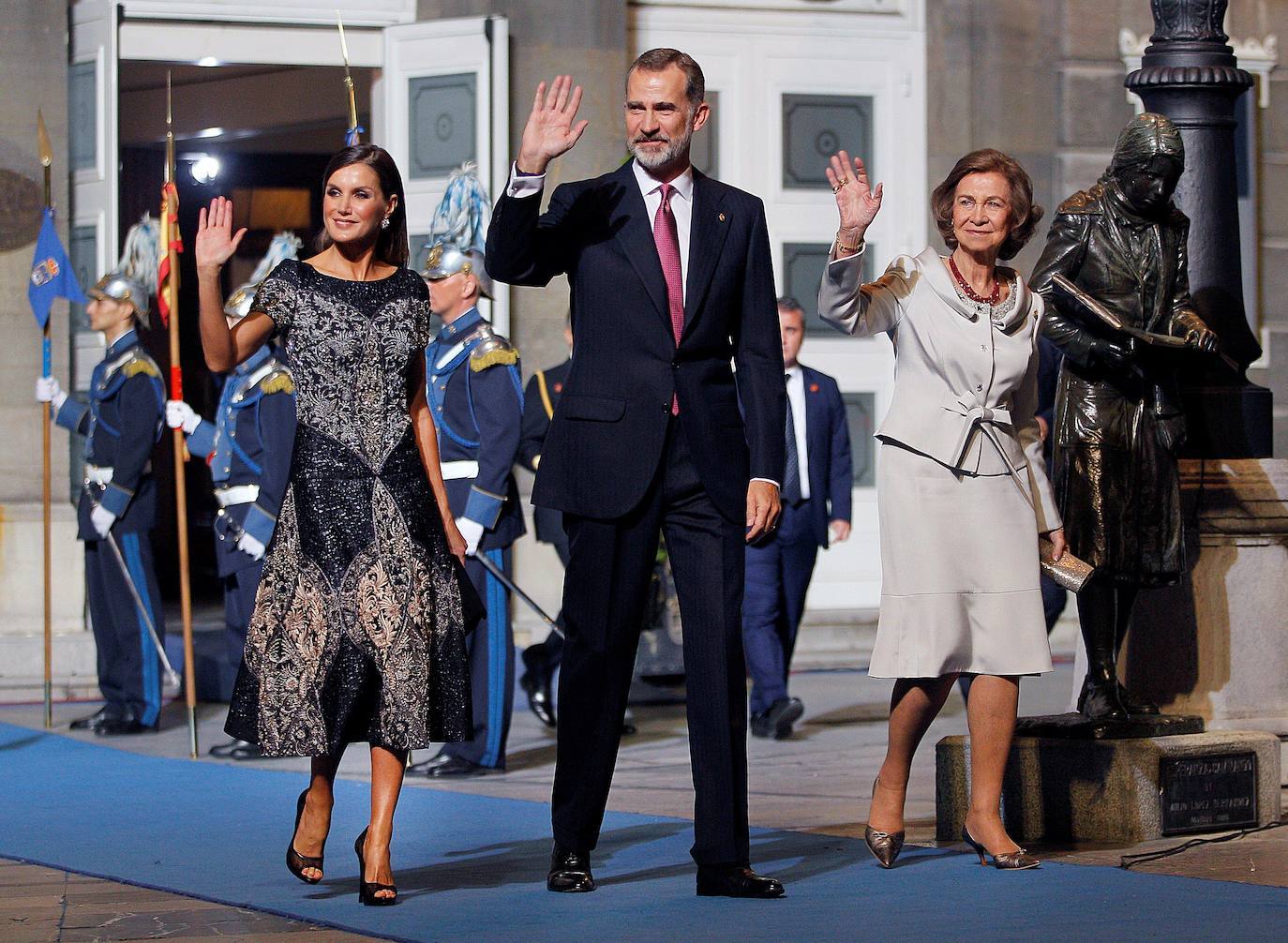 2018. Doña Letizia estaba maravillosa con un vestido midi en patchwork brocado y detalles joya bordados a mano en hilo, cristal y metal azul noche, cerúleo y pizarra que incluía un sutil toque rosa. Un estilismo de Felipe Varela aderezado con los pendientes de chatones.