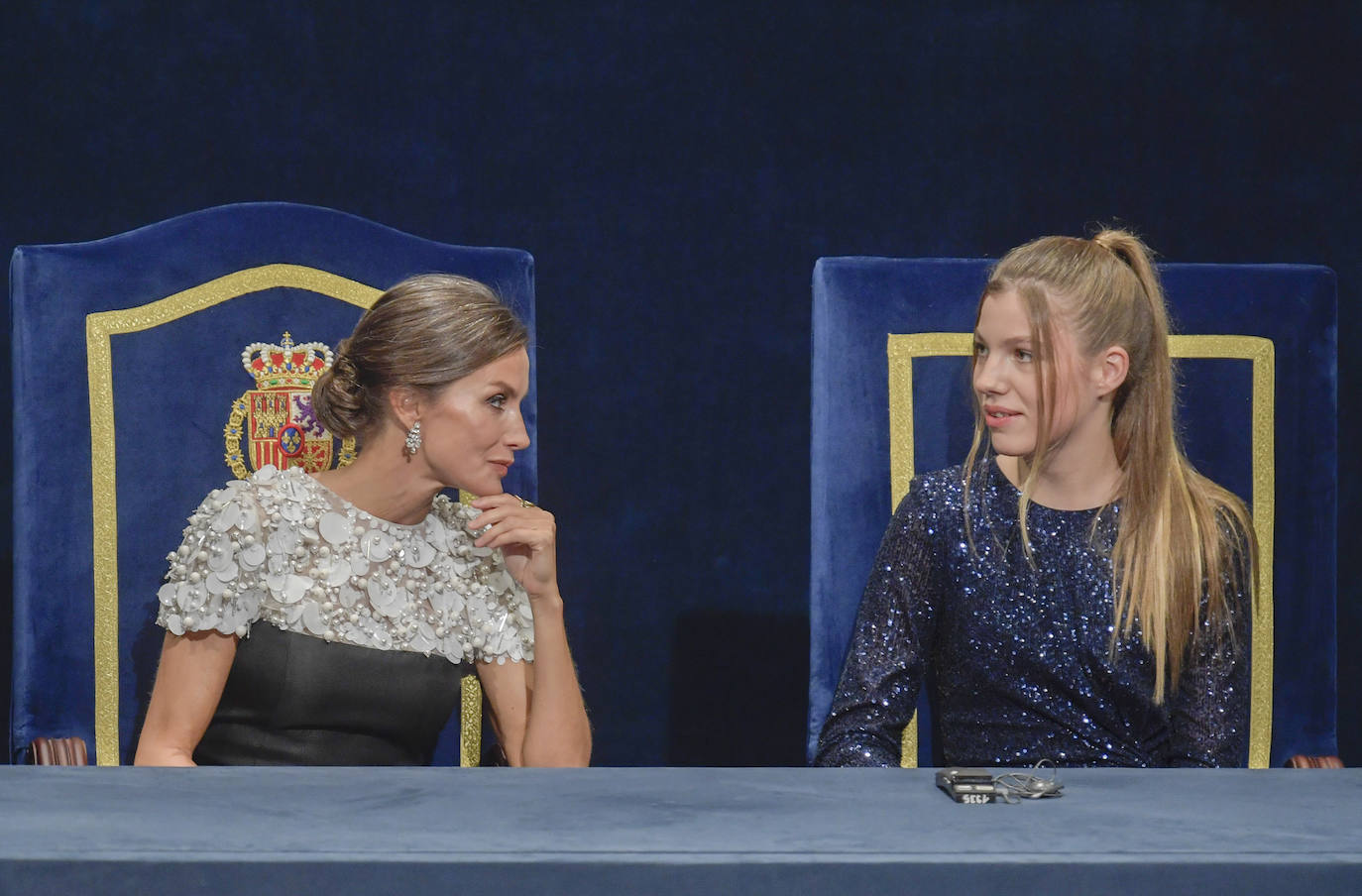 Fotos: La Reina Letizia y sus hijas, radiantes en los Premios Princesa de Asturias