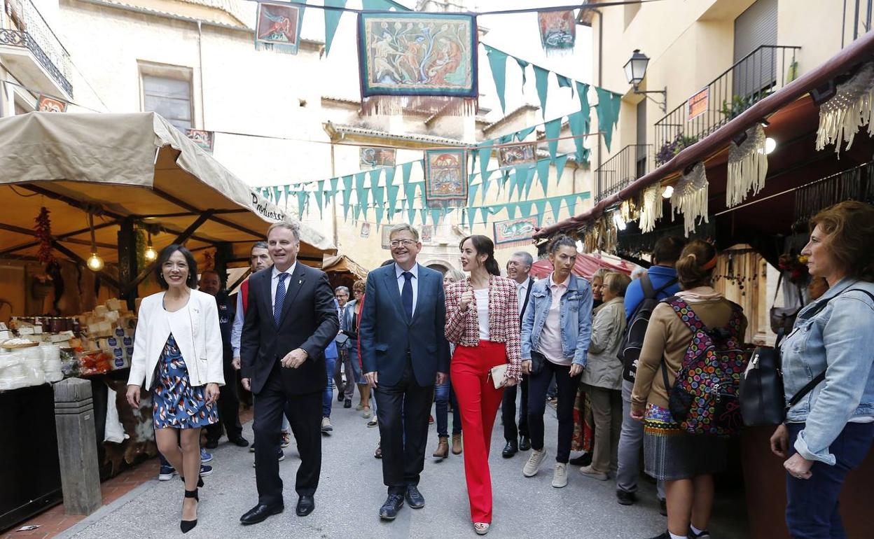 Puig, en su visita a la feria de Tots Sants de Cocentaina. 