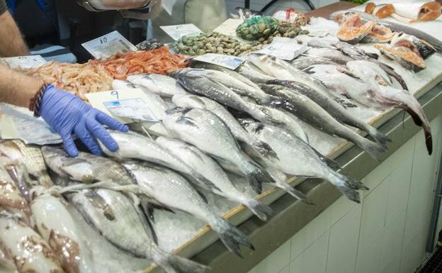 Pescado expuesto en un mostrador.