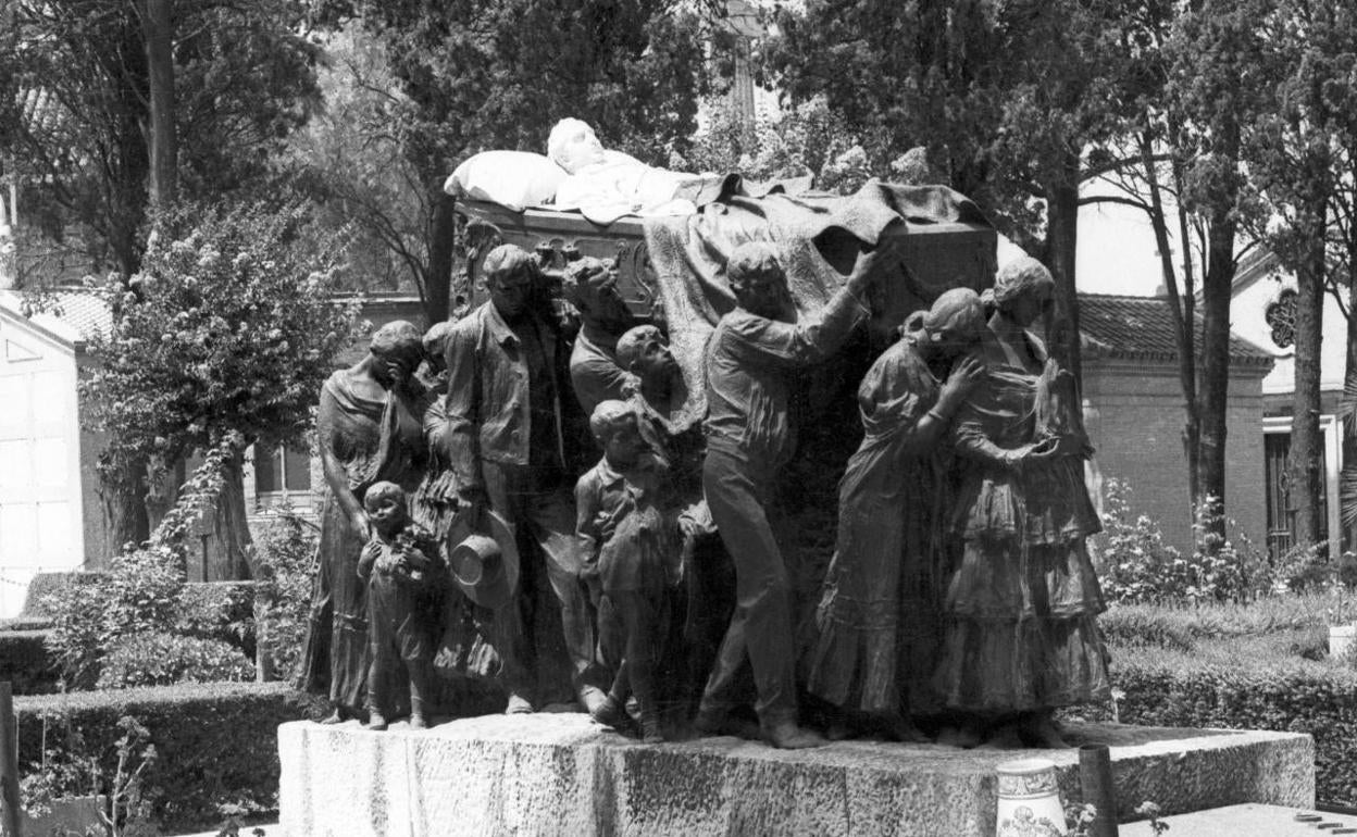 Mausoleo de Joselito El Gallo esculpido por Mariano Benlliure, en el cementerio San Fernando de Sevilla. 