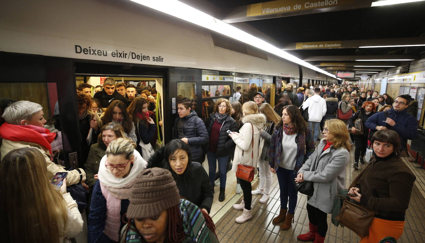 Varios usuarios utilizando los servicios de Metrovalencia.