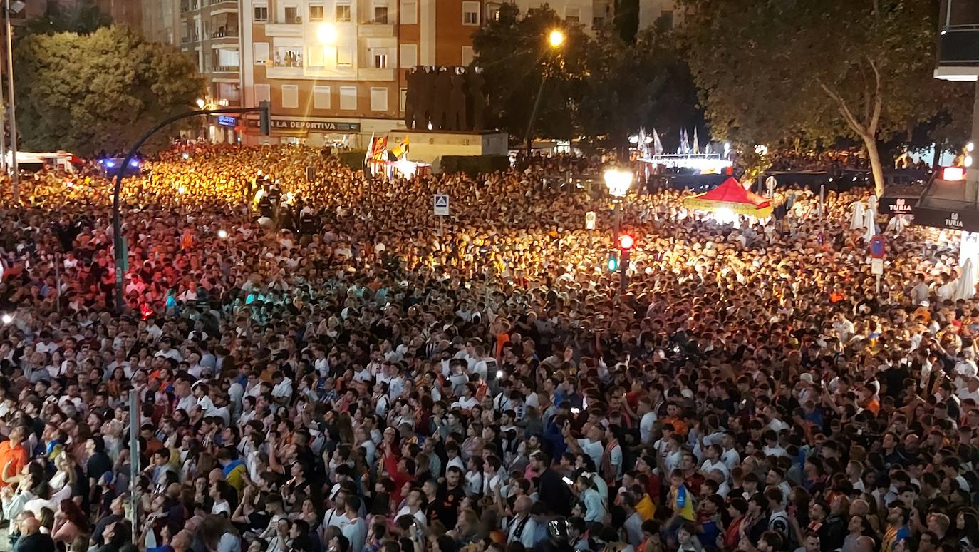 Fotos: Ambiente en Mestalla previo al partido entre el Valencia y el Barça