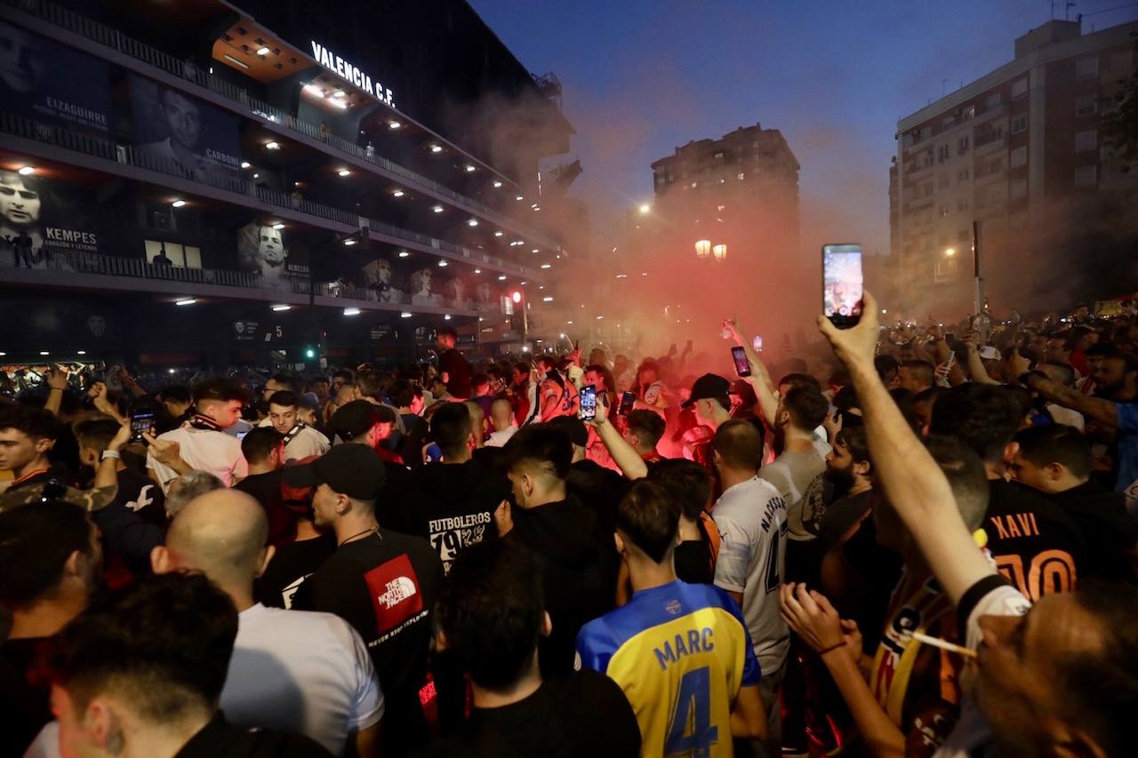 Fotos: Ambiente en Mestalla previo al partido entre el Valencia y el Barça