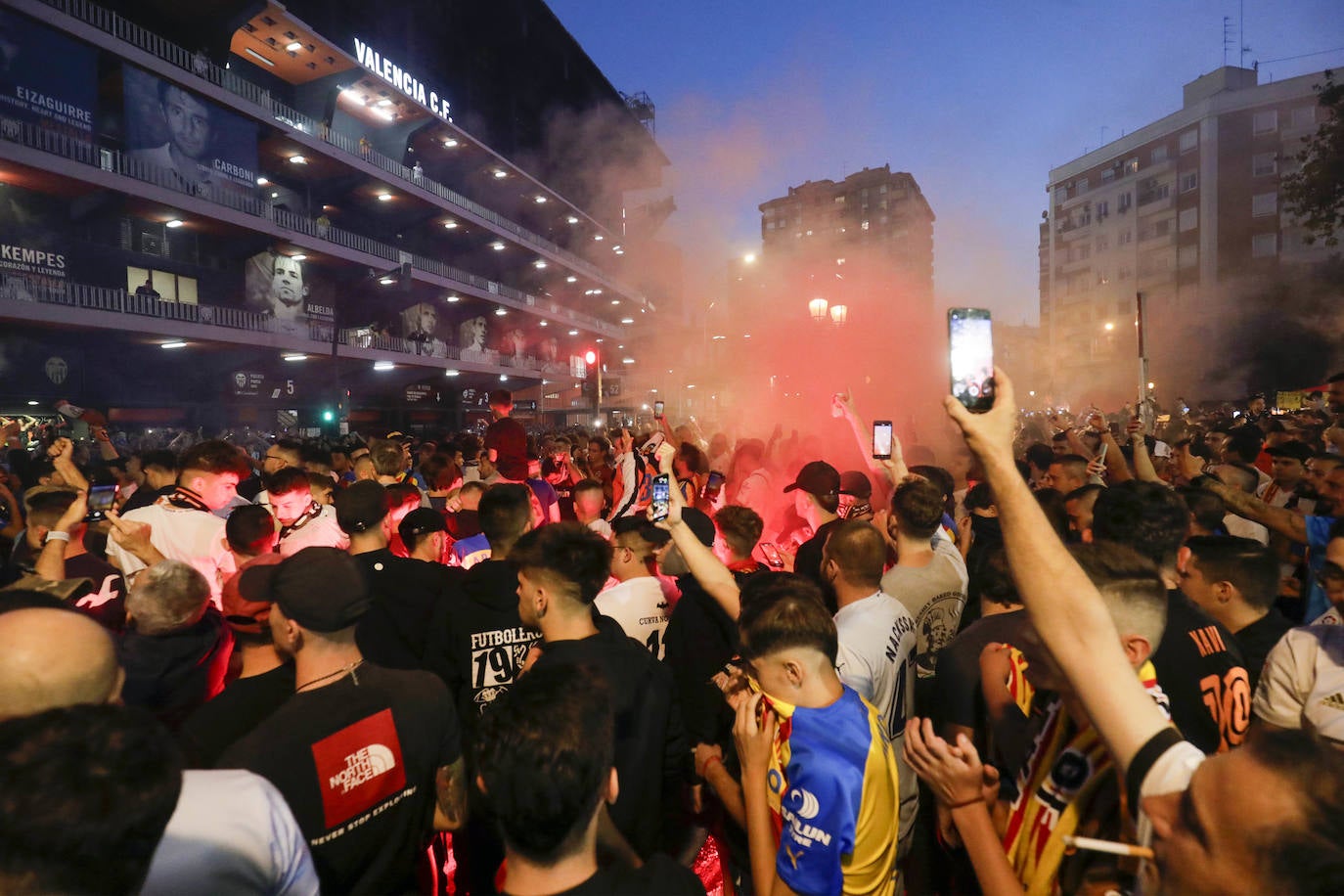 Fotos: Ambiente en Mestalla previo al partido entre el Valencia y el Barça