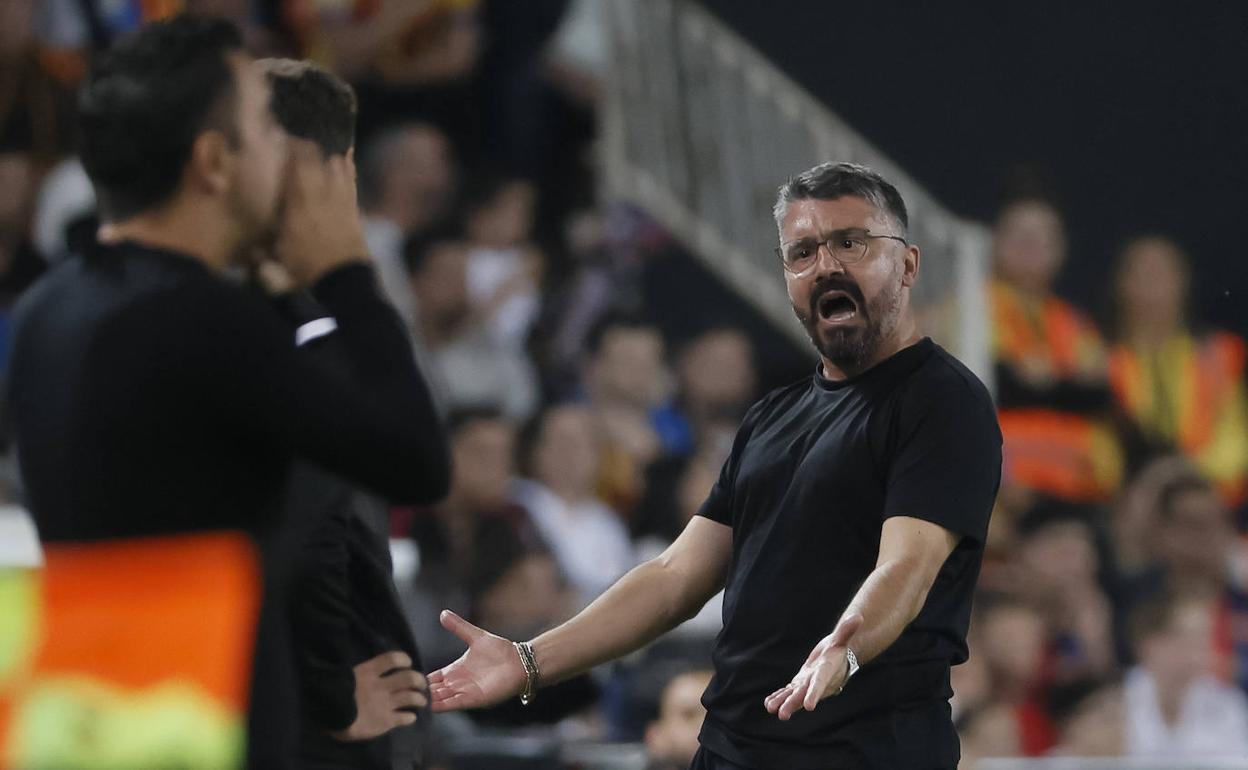 Gattuso hace una observación al cuarto árbitro durante el encuentro contra el Barça. 