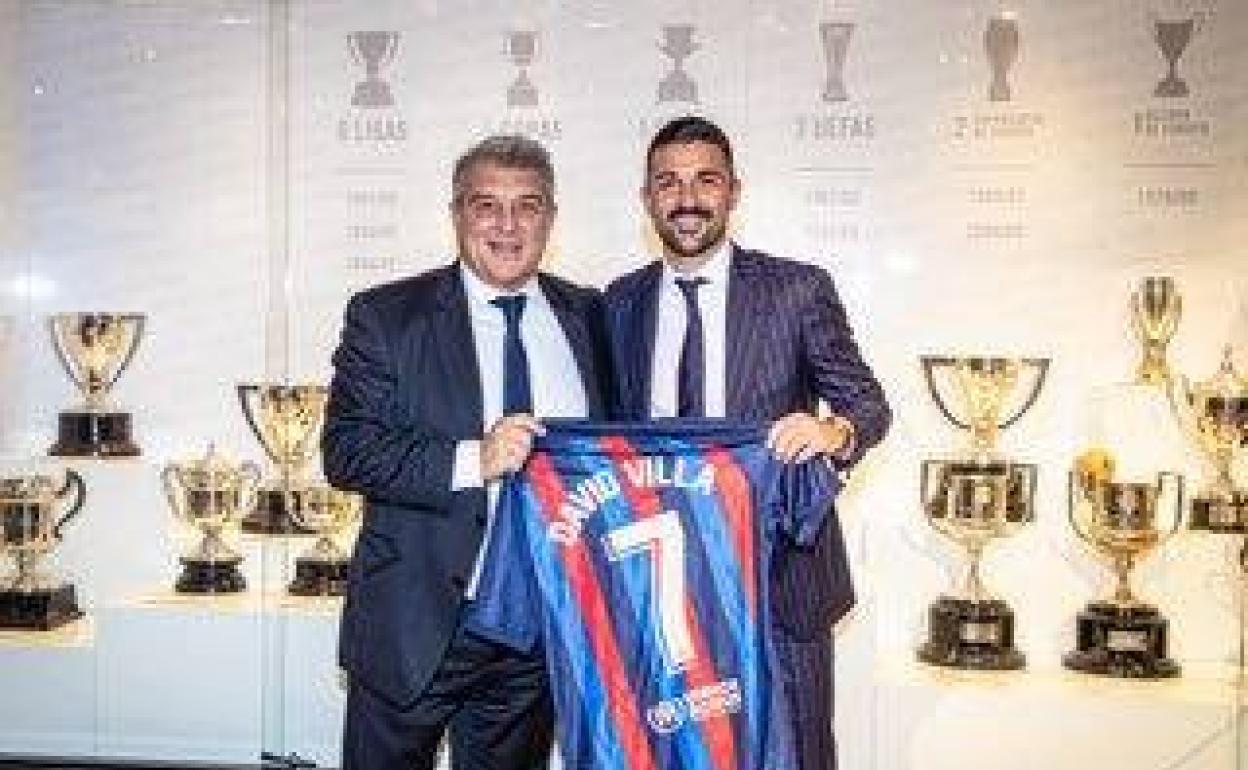 Laporta, con Villa en la sala de trofeos del Valencia. 