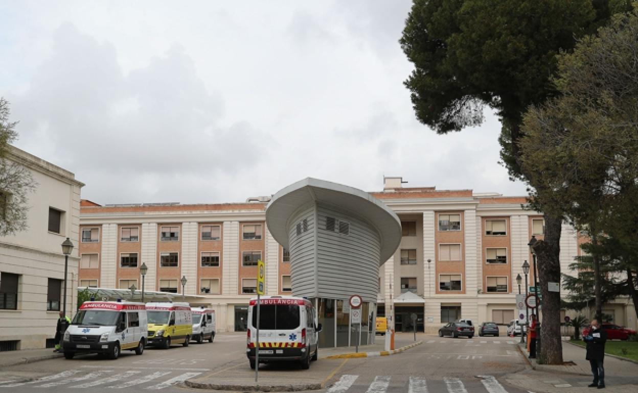 Una de las entradas del Hospital General de Valencia. 