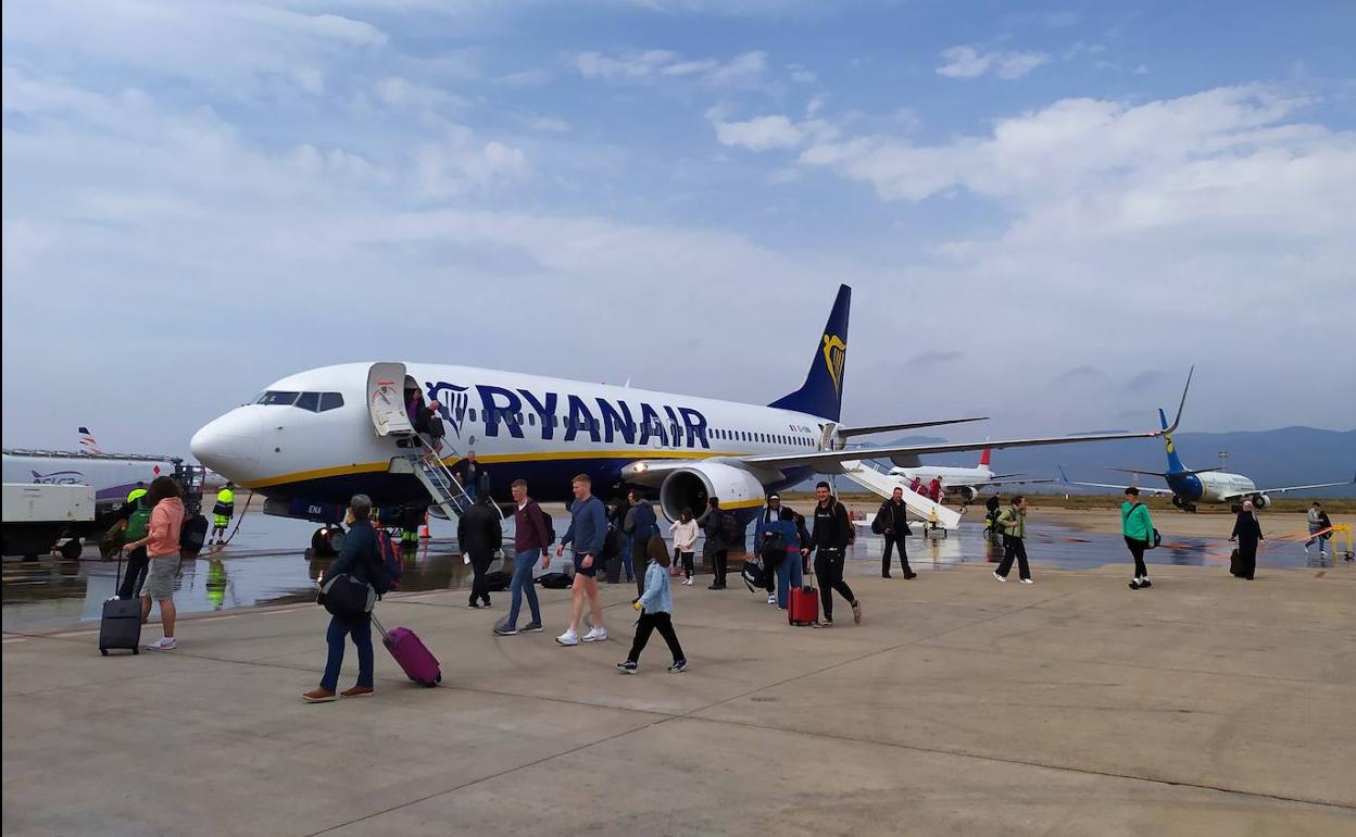 Un avión de Ryanair aterriza en el aeropuerto de castellón.