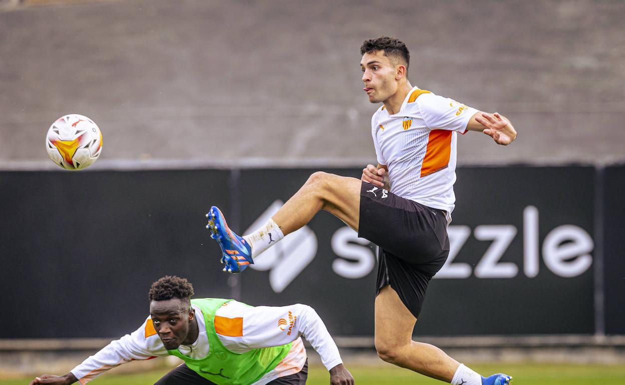Hugo Duro y Diakhaby, en un entrenamiento. 