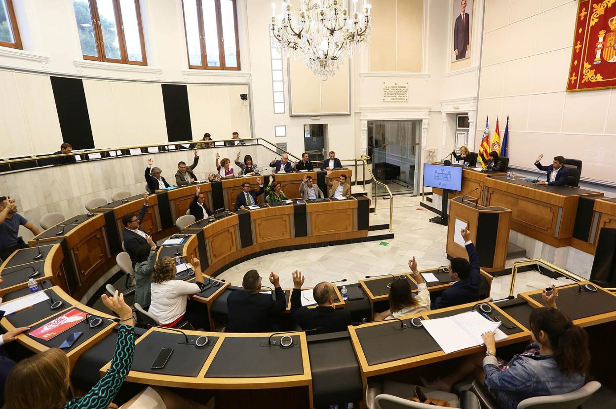 El presidente Carlos Mazón preside la sesión extraordinaria. 