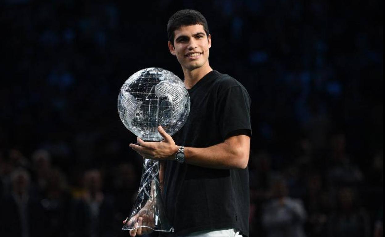 Carlos Alcaraz posa con el trofeo de número 1.