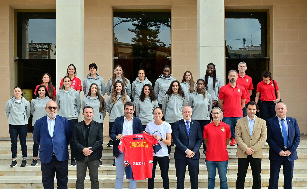 Las jugadores junto a Carlos Mazón en Alicante. 