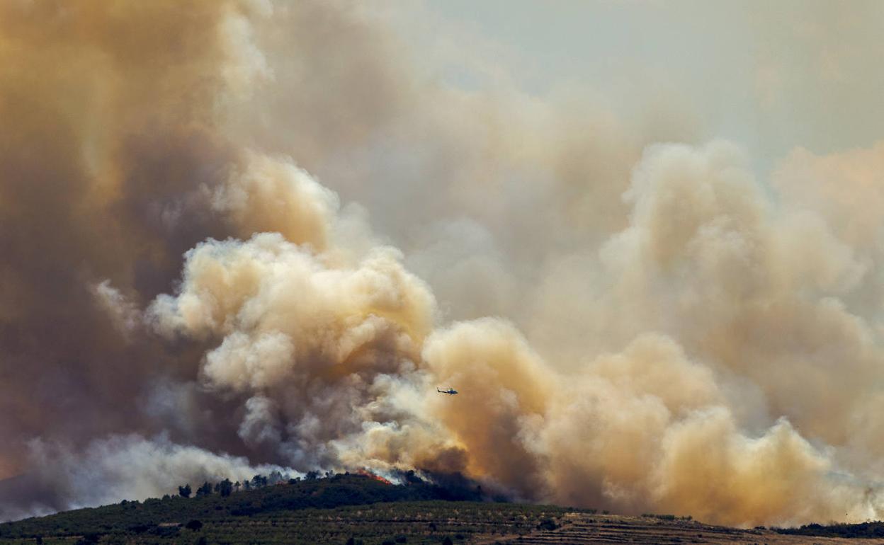 Un avió sobrevuela el incendio de Bejís. 