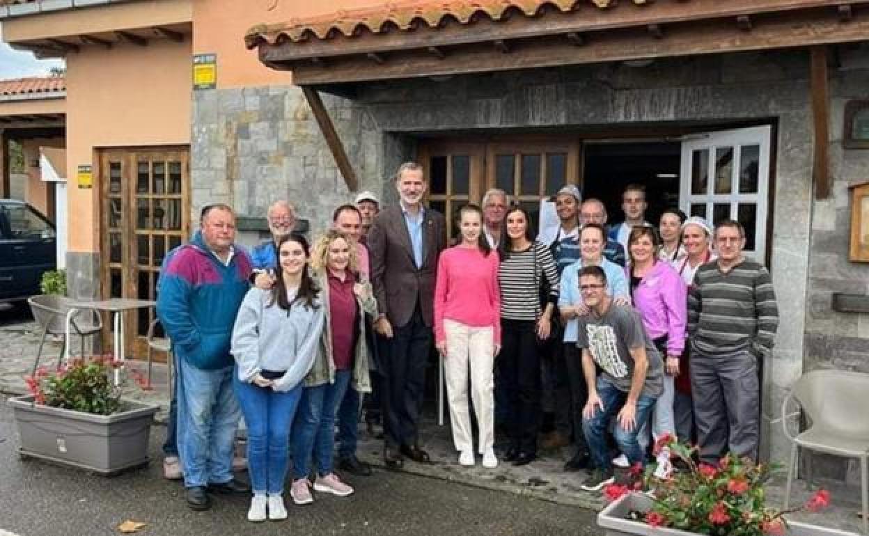 Trabajadores y clientes de Casa Fernando, donde los Reyes y la Princesa pararon a reponer fuerzas.