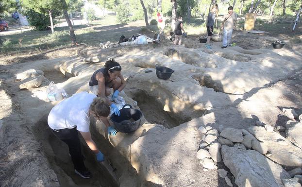 Imagen principal - Excavaciones en el yacimiento arqueológico.