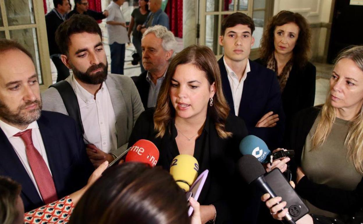 La vicealcladesa Sandra Gómez, antes del pleno del Ayuntamiento de Valencia. 