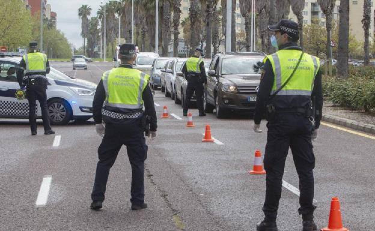 Un control policial en Torrent.  