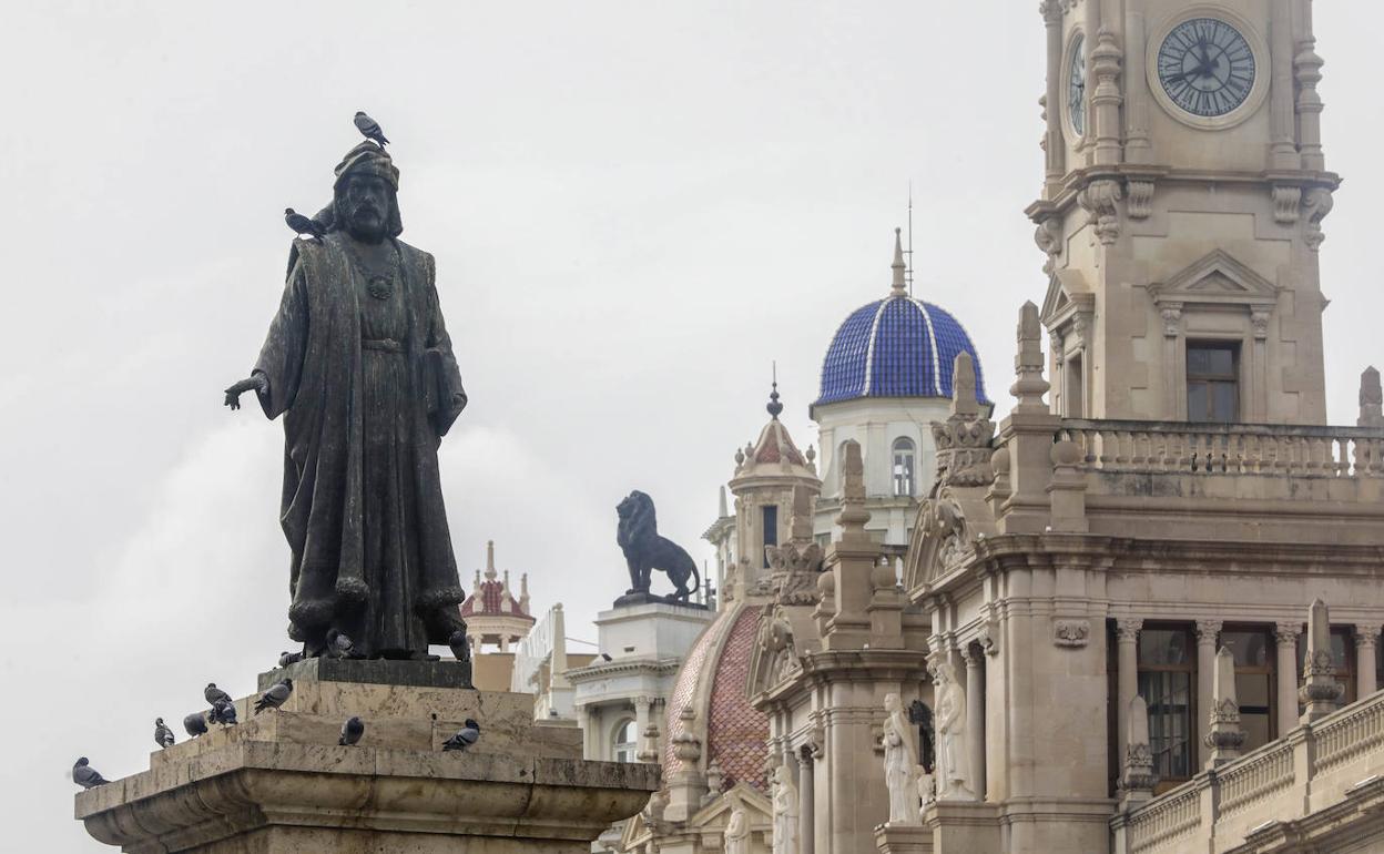 Estatua dedicada a Vinatea en la plaza del Ayuntamiento. 