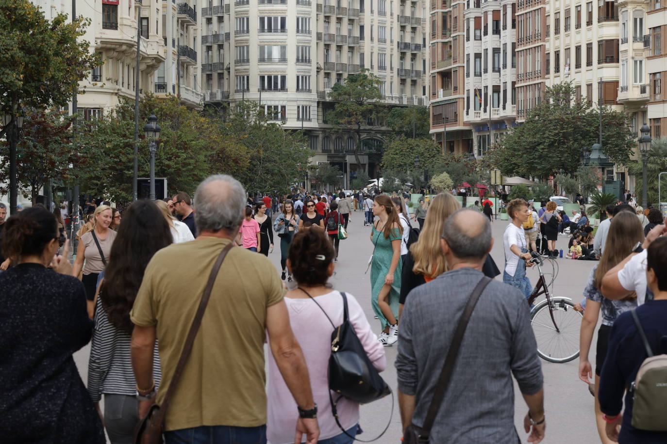 Fotos: Valencia se llena de gente a la espera de la noche de Halloween