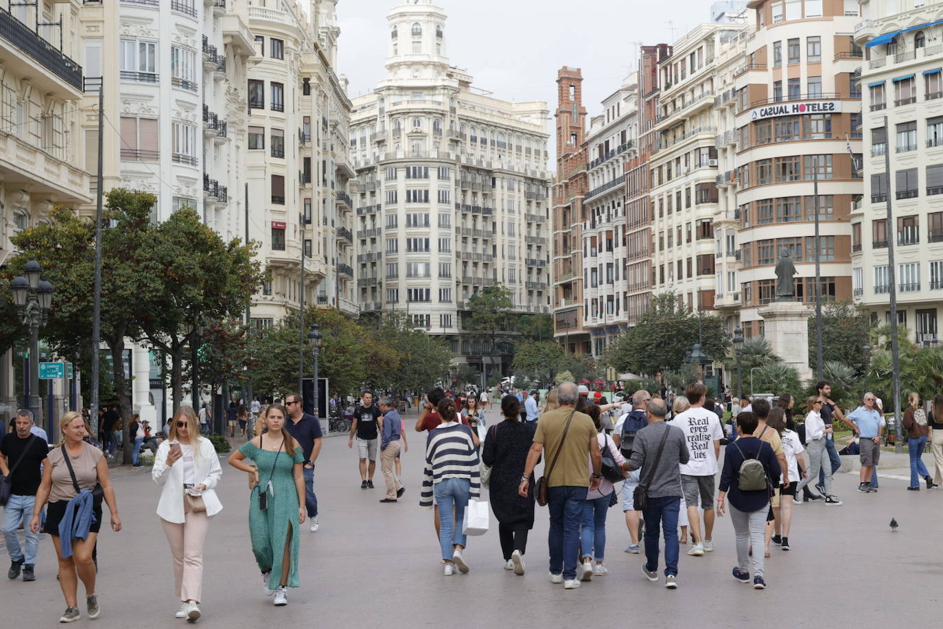 Fotos: Valencia se llena de gente a la espera de la noche de Halloween