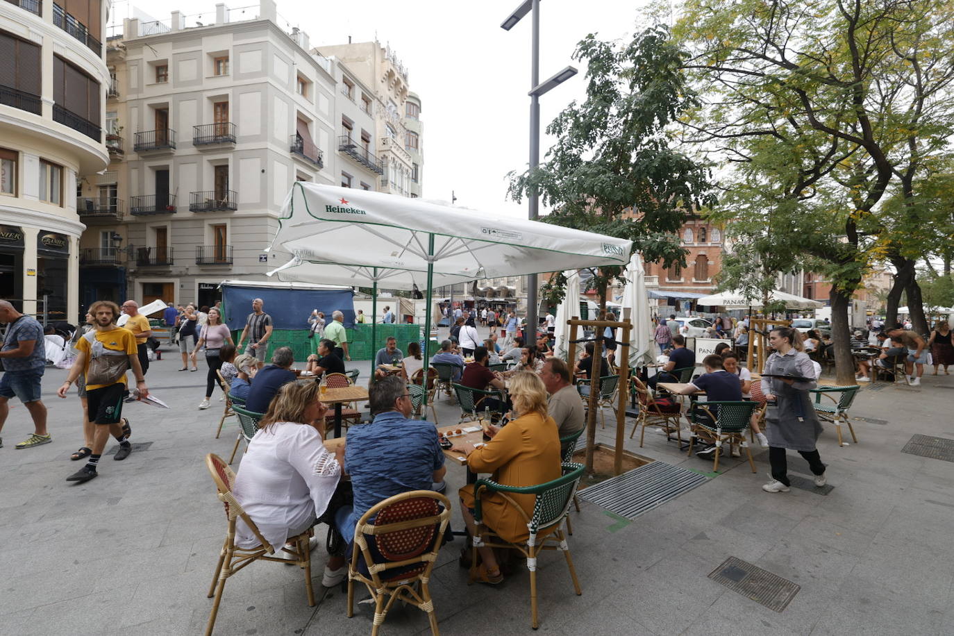 Fotos: Valencia se llena de gente a la espera de la noche de Halloween