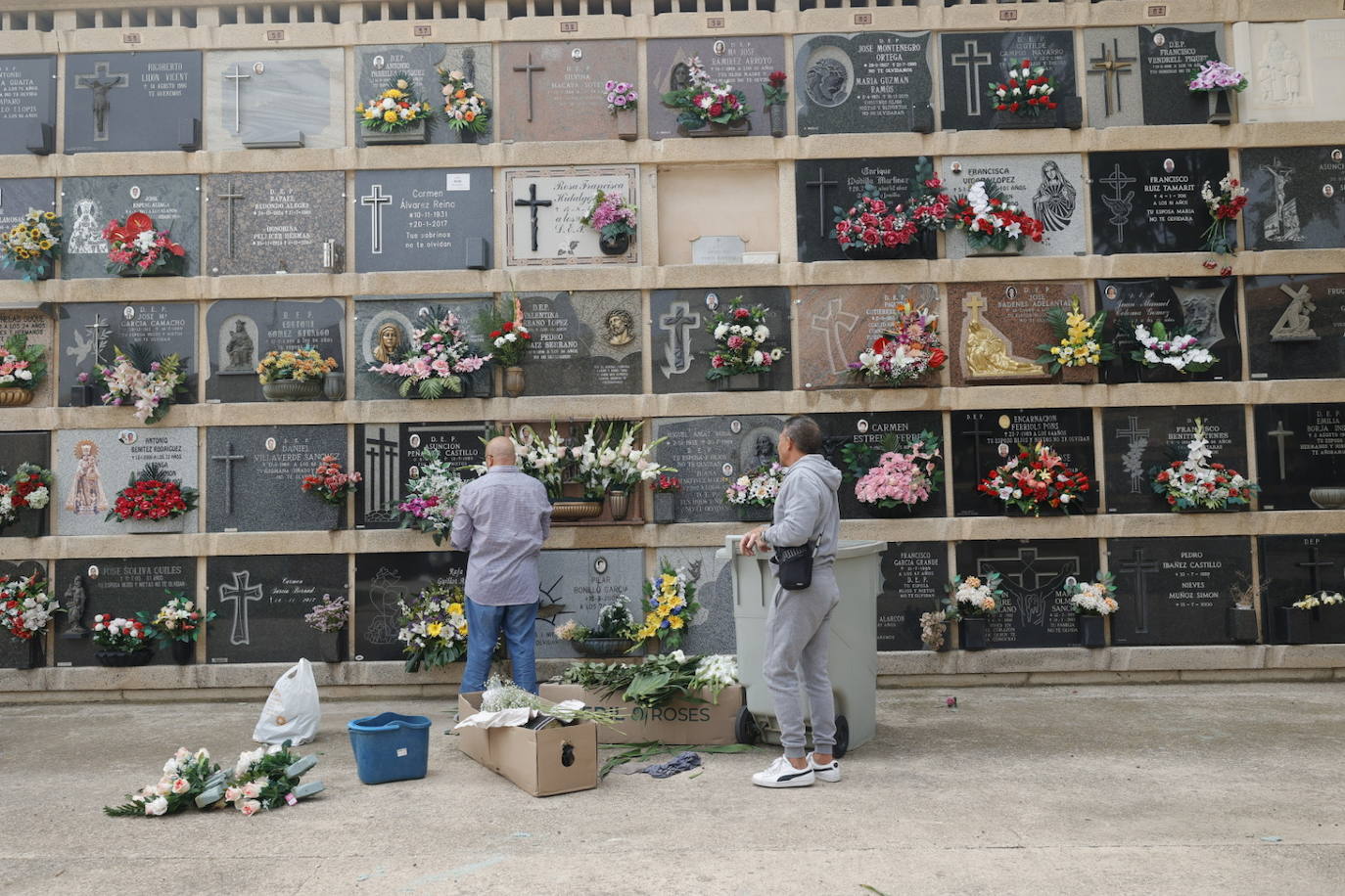 Los cementerios se empiezan a preparar para la festividad de Todos los Santos.