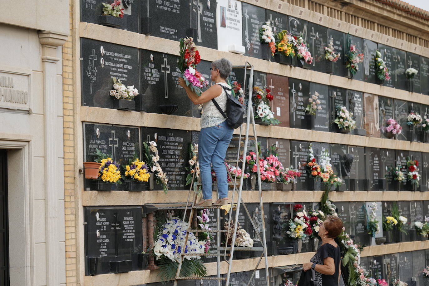 Los cementerios se empiezan a preparar para la festividad de Todos los Santos.