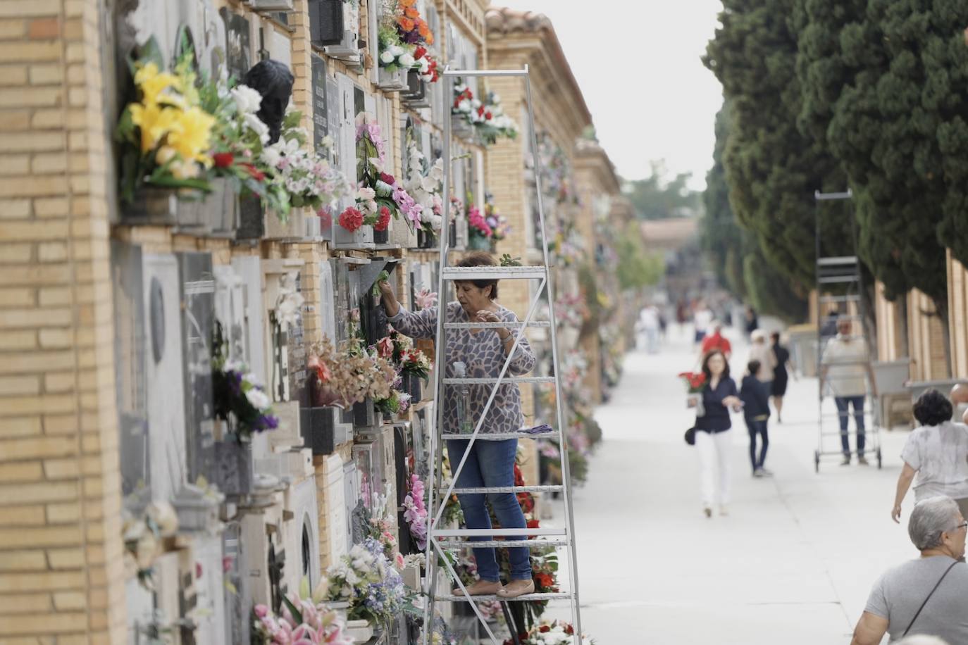 Los cementerios se empiezan a preparar para la festividad de Todos los Santos.