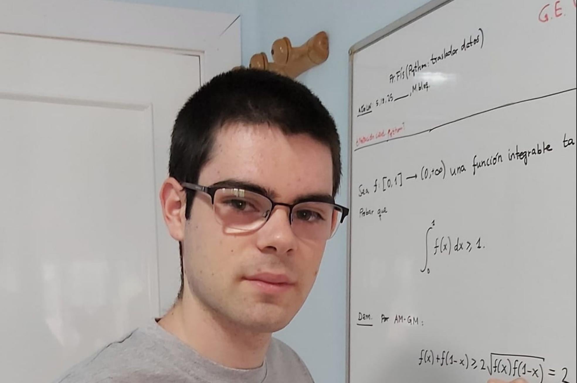 Con mucho futuro. Nicolás desarrolla una operación matemáticaen la UPV. 