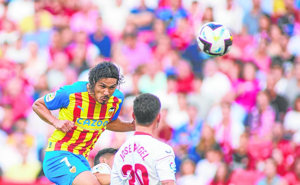 Cavani anotó el único gol del Valencia en el Pizjuán con un remate de cabeza a los cinco minutos. 