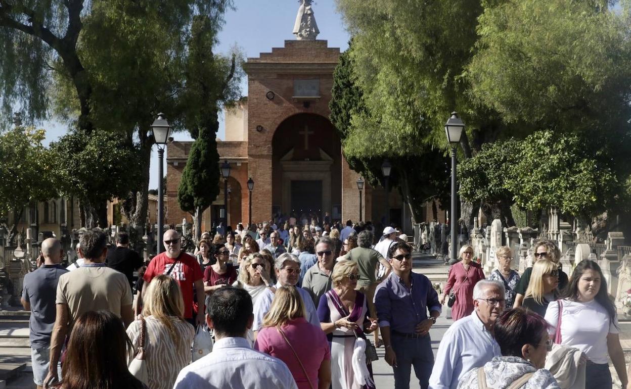 Visitas al Cementerio General de Valencia, este martes de Todos los Santos. 
