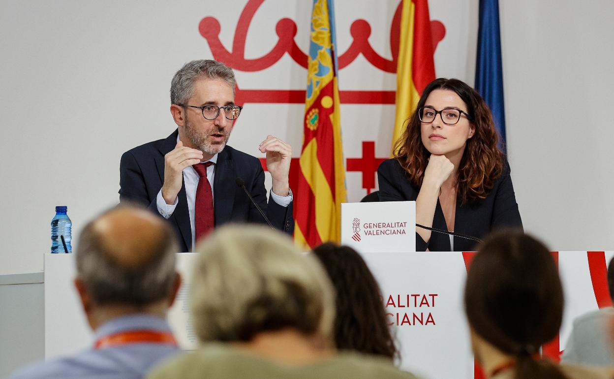 El titular de Hacienda, Arcadi España, y la vicepresidenta Aitana Mas, este lunes. 