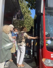 Imagen secundaria 2 - Venta de flores junto al Bulevar Sur, acceso de peatones y usuarios de autobuses de la EMT. 
