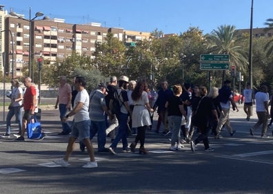 Imagen secundaria 1 - Venta de flores junto al Bulevar Sur, acceso de peatones y usuarios de autobuses de la EMT. 