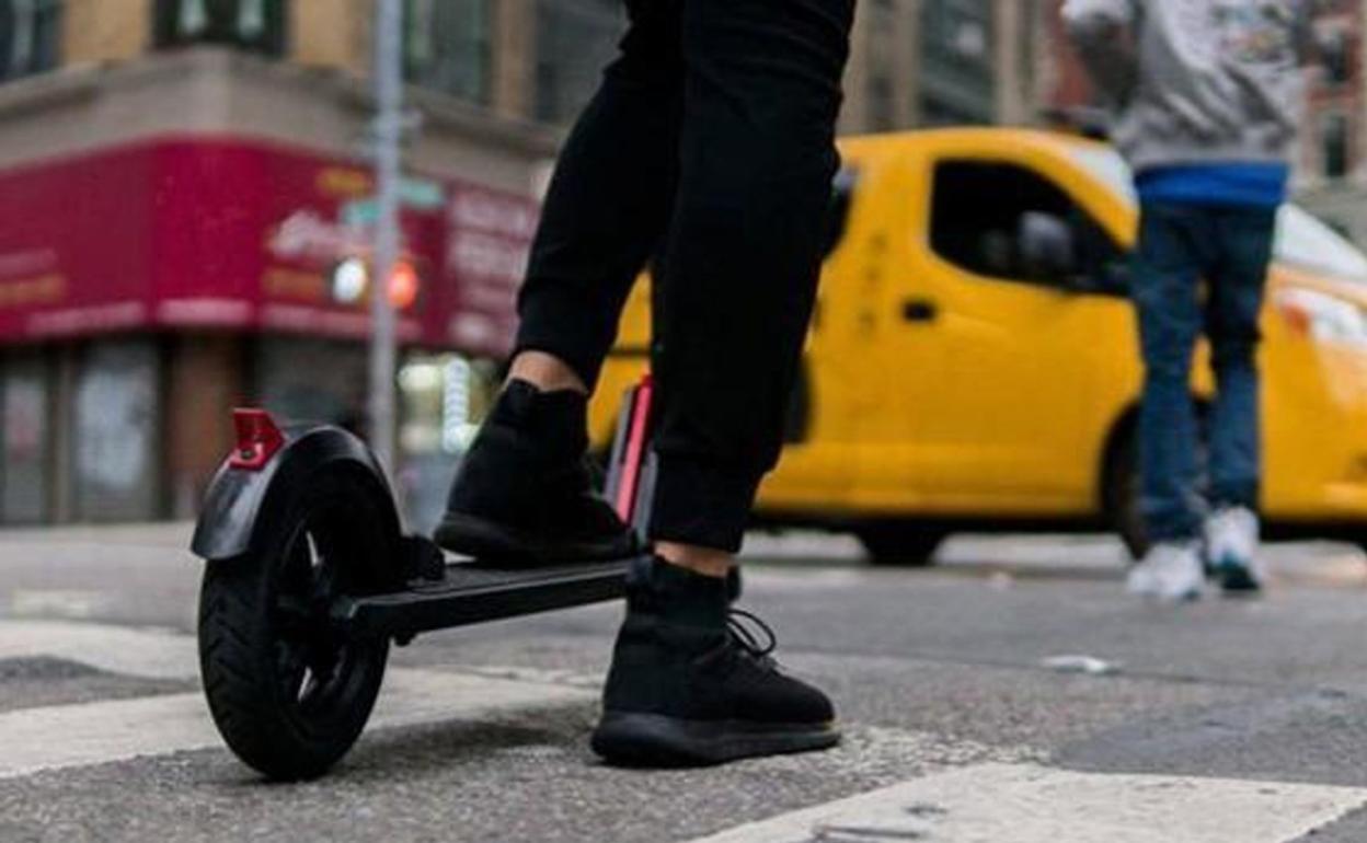 l'Alfàs del Pi: El municipio alicantino ha dado el visto bueno a una nueva ordenanza de movilidad que responde a los nuevos métodos de transporte | L’Alfàs del Pi aprueba multas de hasta 500 euros para los usuarios de patinetes eléctricos