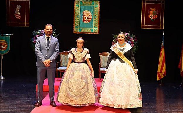 Imagen principal - Las falleras mayores de Silla en su presentación, acompañadas por el alcalde.  