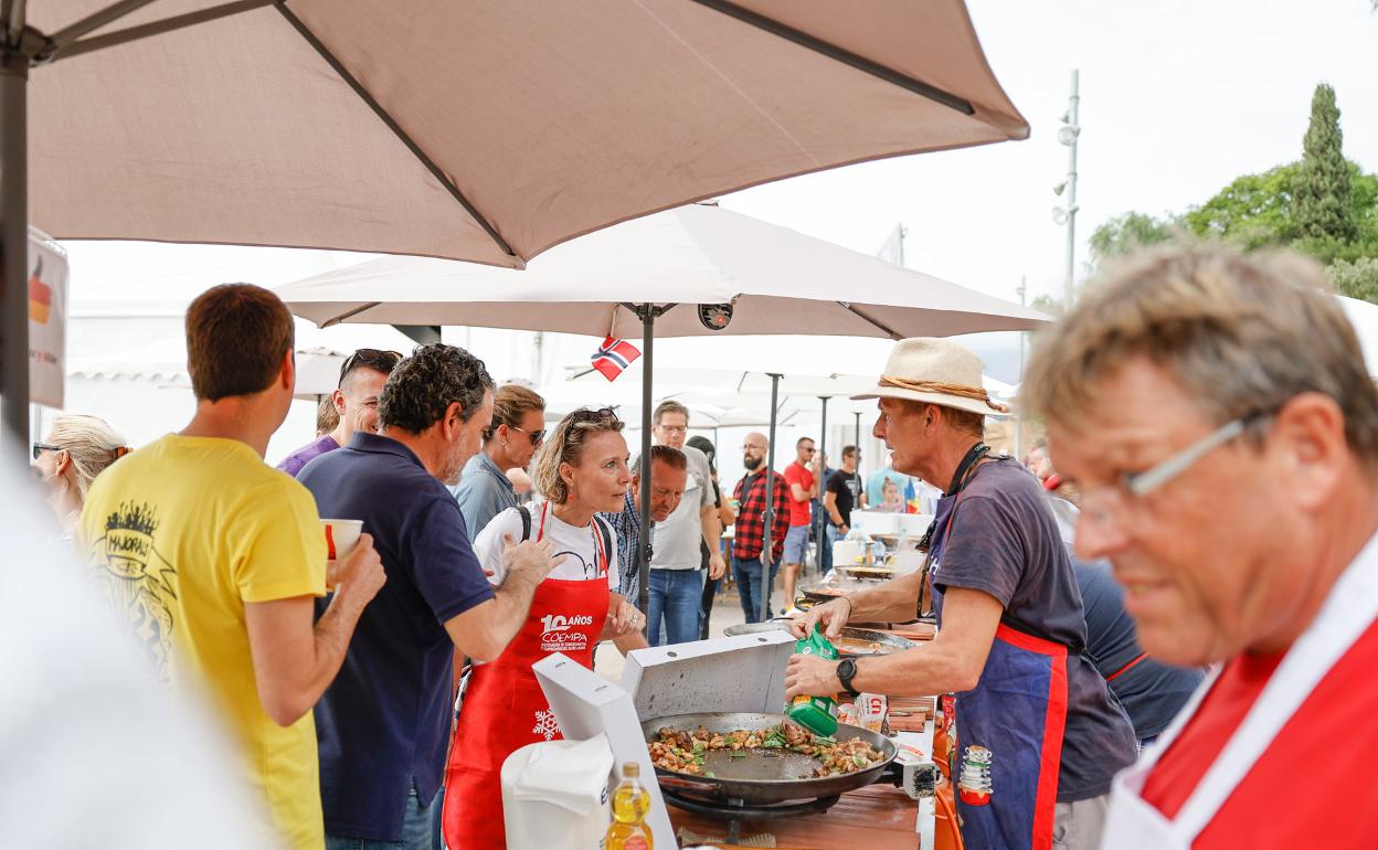 Imagen de algunos de los participantes en el World Paella Day