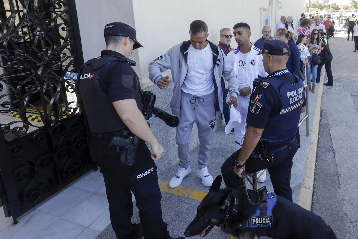 Fotos Torrent: La policía controla con perros y armas el acceso al cementerio de Torrent