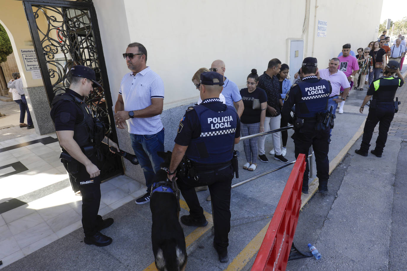 Fotos Torrent: La policía controla con perros y armas el acceso al cementerio de Torrent