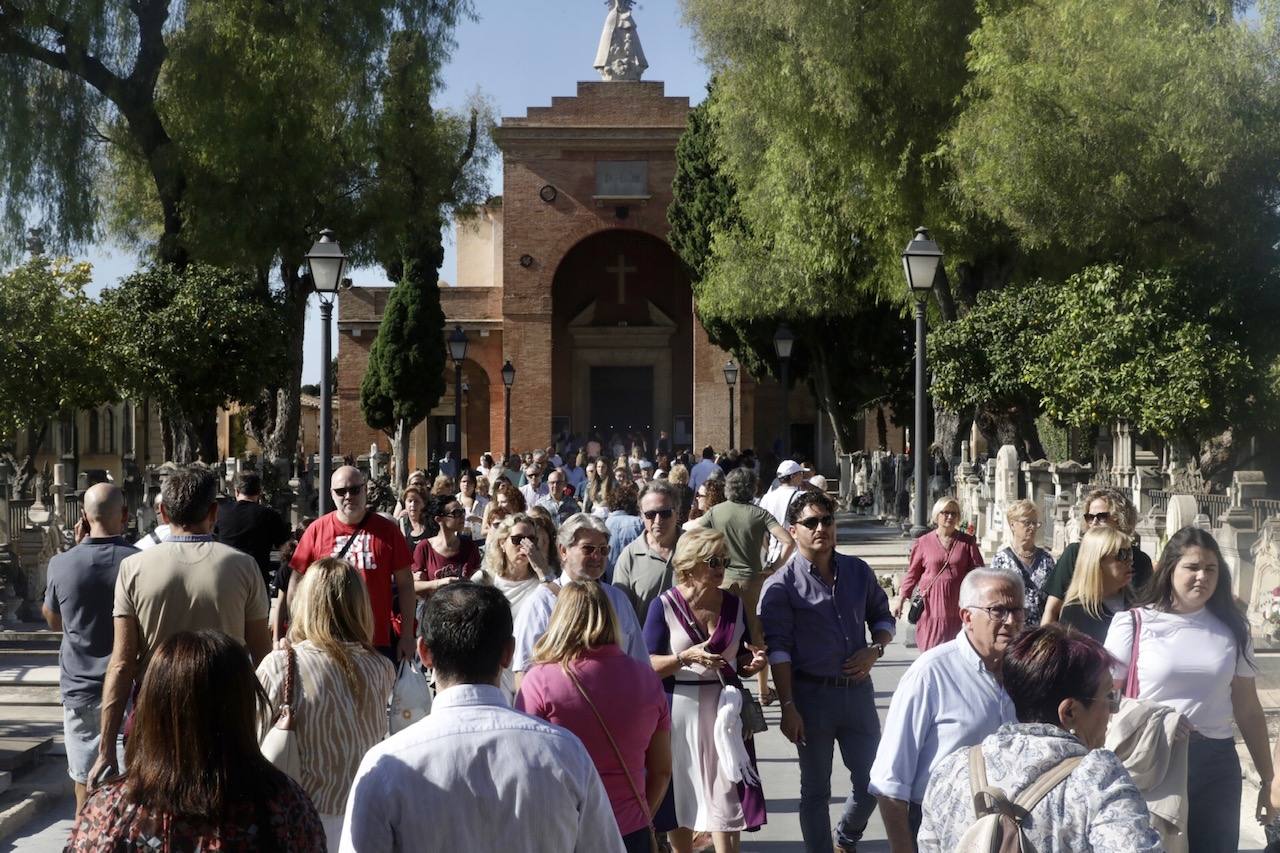 Fotos: Los visitantes del Cementerio General de Valencia en el Día de Todos los Santos