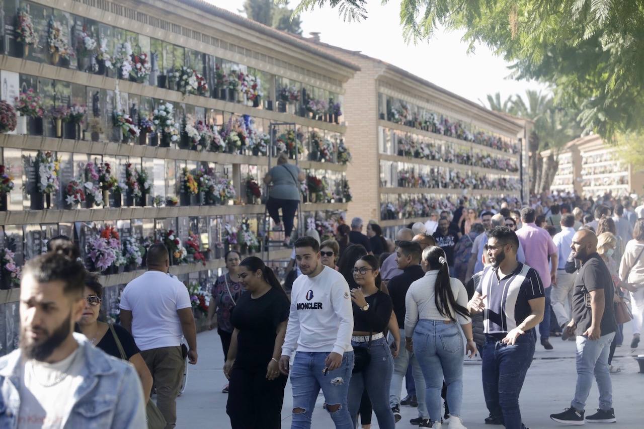 Fotos: Los visitantes del Cementerio General de Valencia en el Día de Todos los Santos