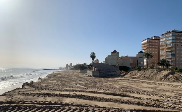 Imagen principal - Diferentes tramos de la playa de Tavernes donde se está actuando. 