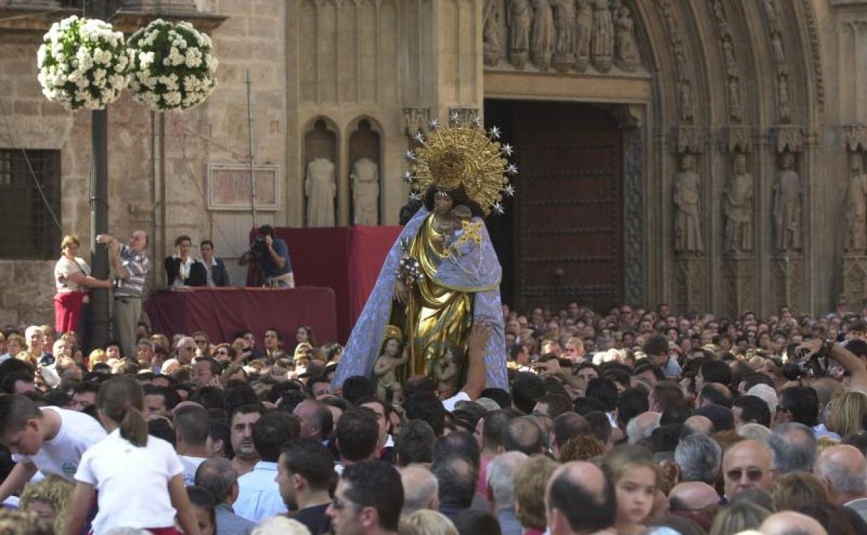 La imagen peregrina es transportada en volandas por los fieles. 