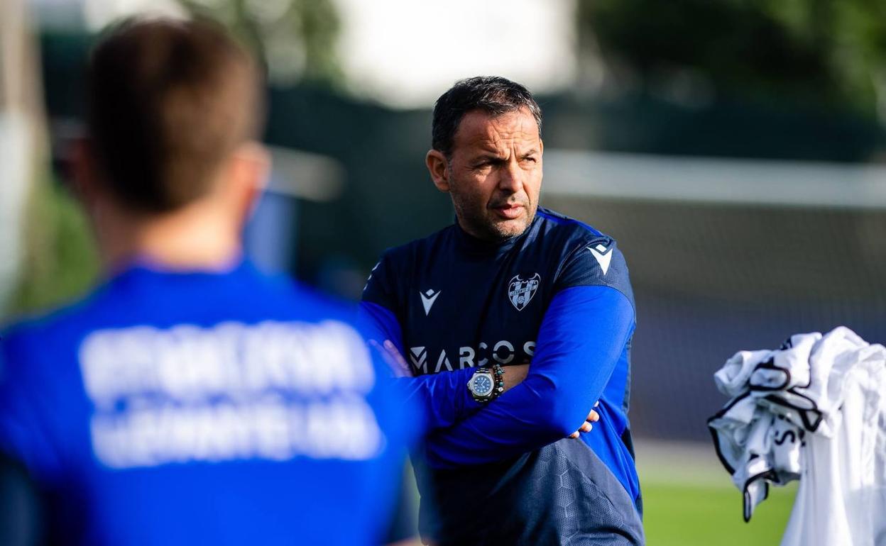 Calleja, durante un entrenamiento con el Levante en Buñol. 