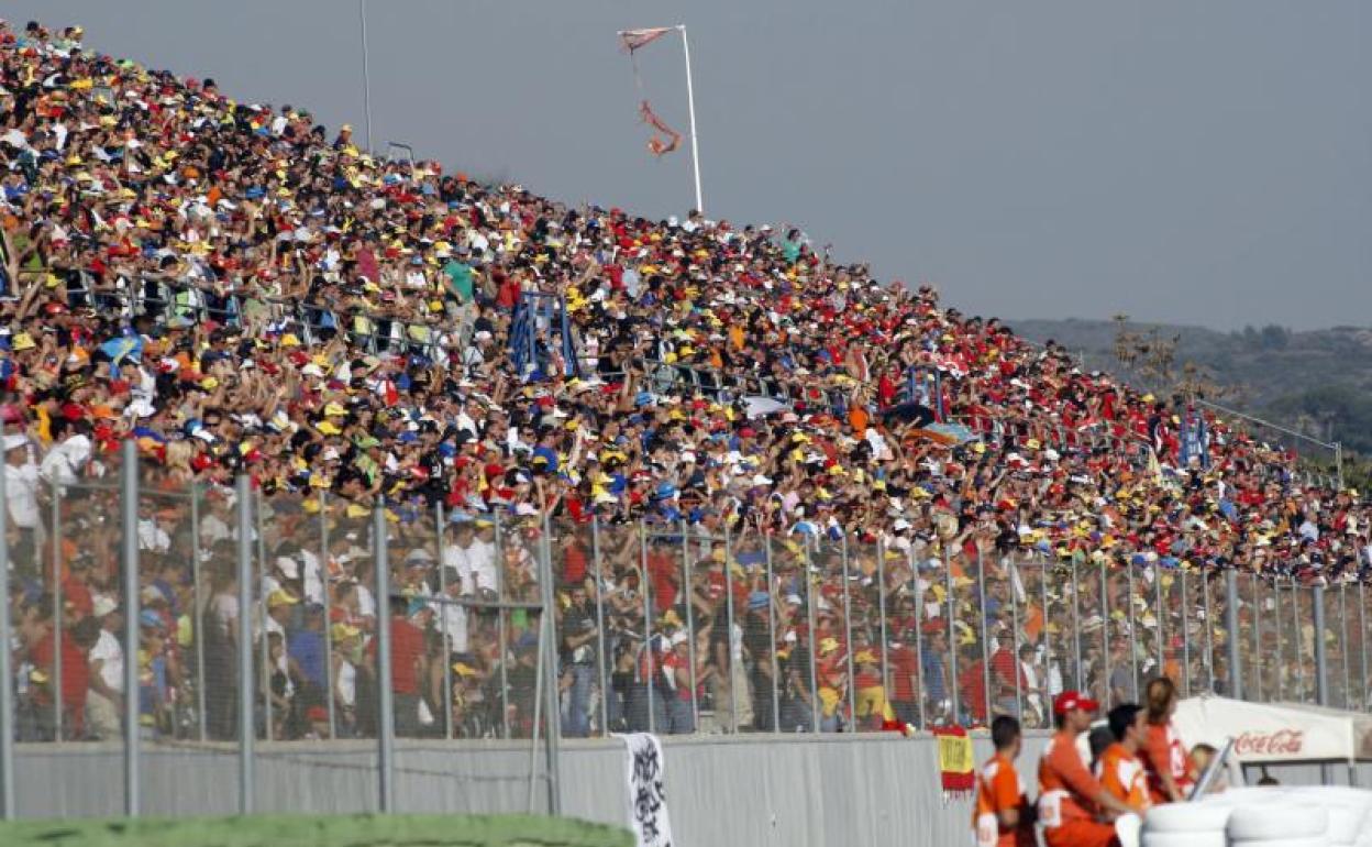 Ambiente espectacular en la grada del Circuit Ricardo Tormo de Cheste.