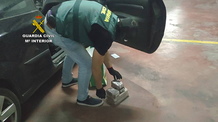 Los agentes de la Guardia Civil durante el registro