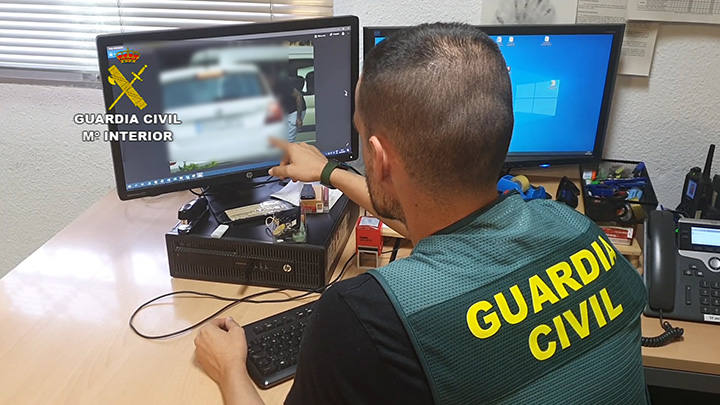 Los agentes de la Guardia Civil durante el registro