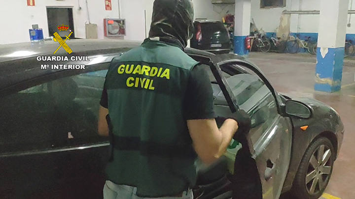 Los agentes de la Guardia Civil durante el registro